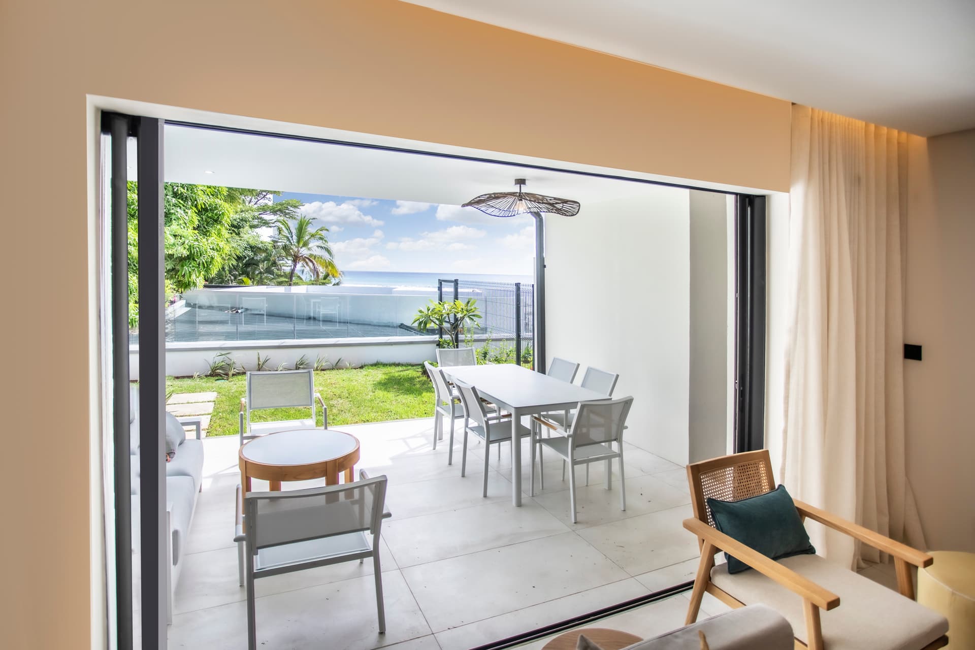 Duplex de luxe en bord de mer avec piscine